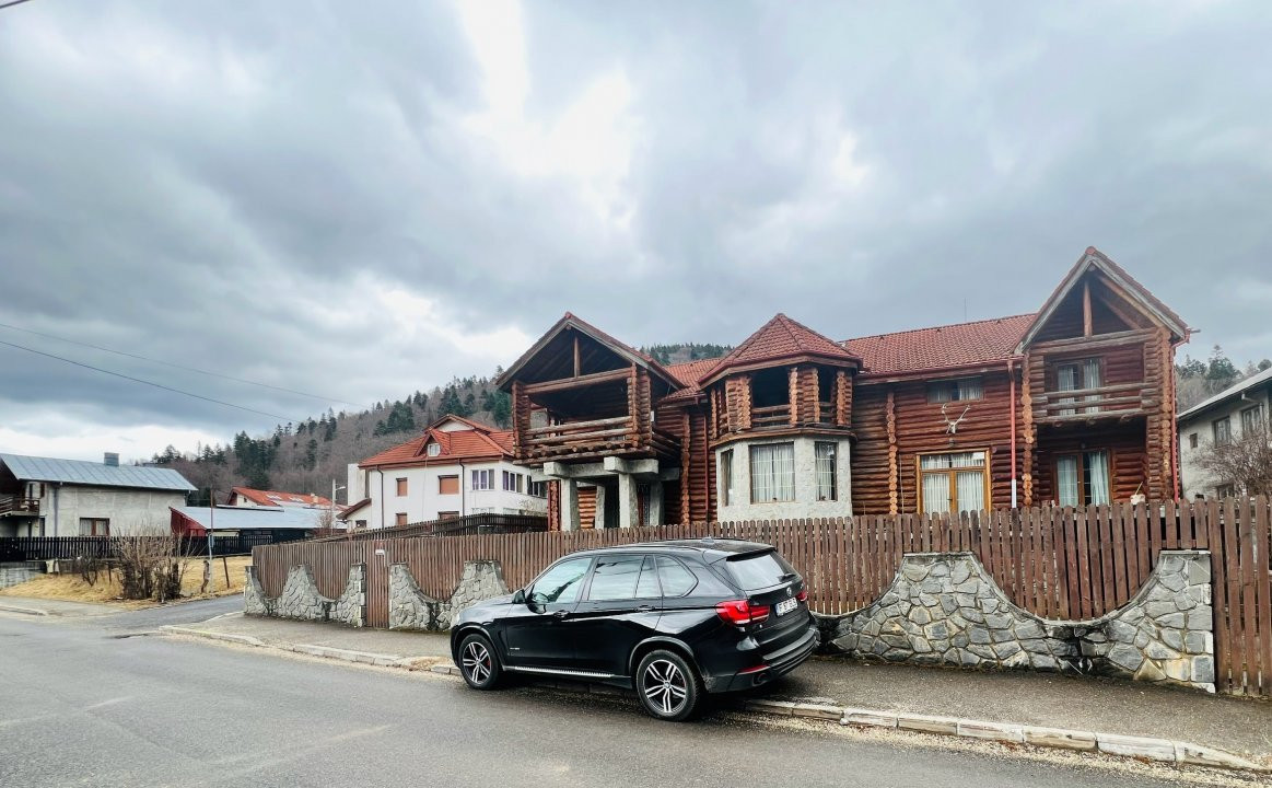 Cabana vânătorească din lemn cu vedere spectaculoasa, langa Castelul Cantacuzino