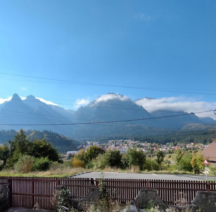 Cabana vânătorească din lemn cu vedere spectaculoasa, langa Castelul Cantacuzino